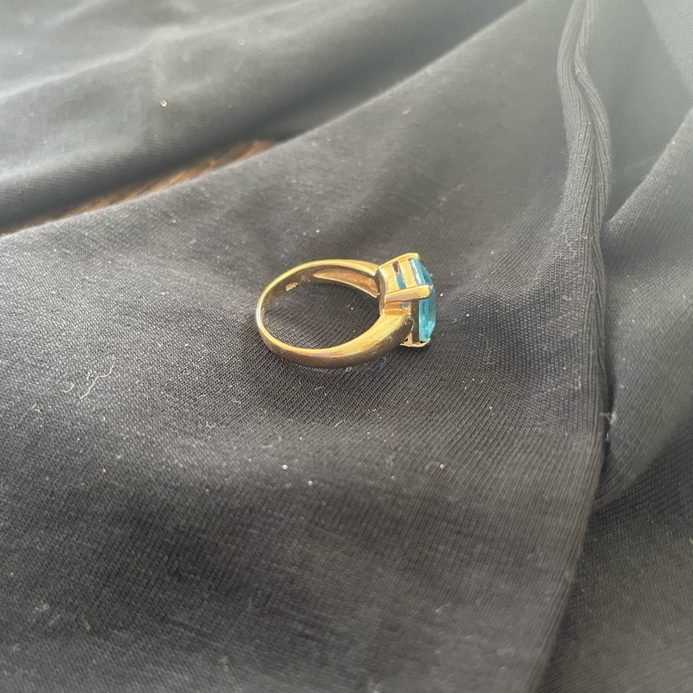 Beautiful aquamarine ring in gold setting. Size 8.